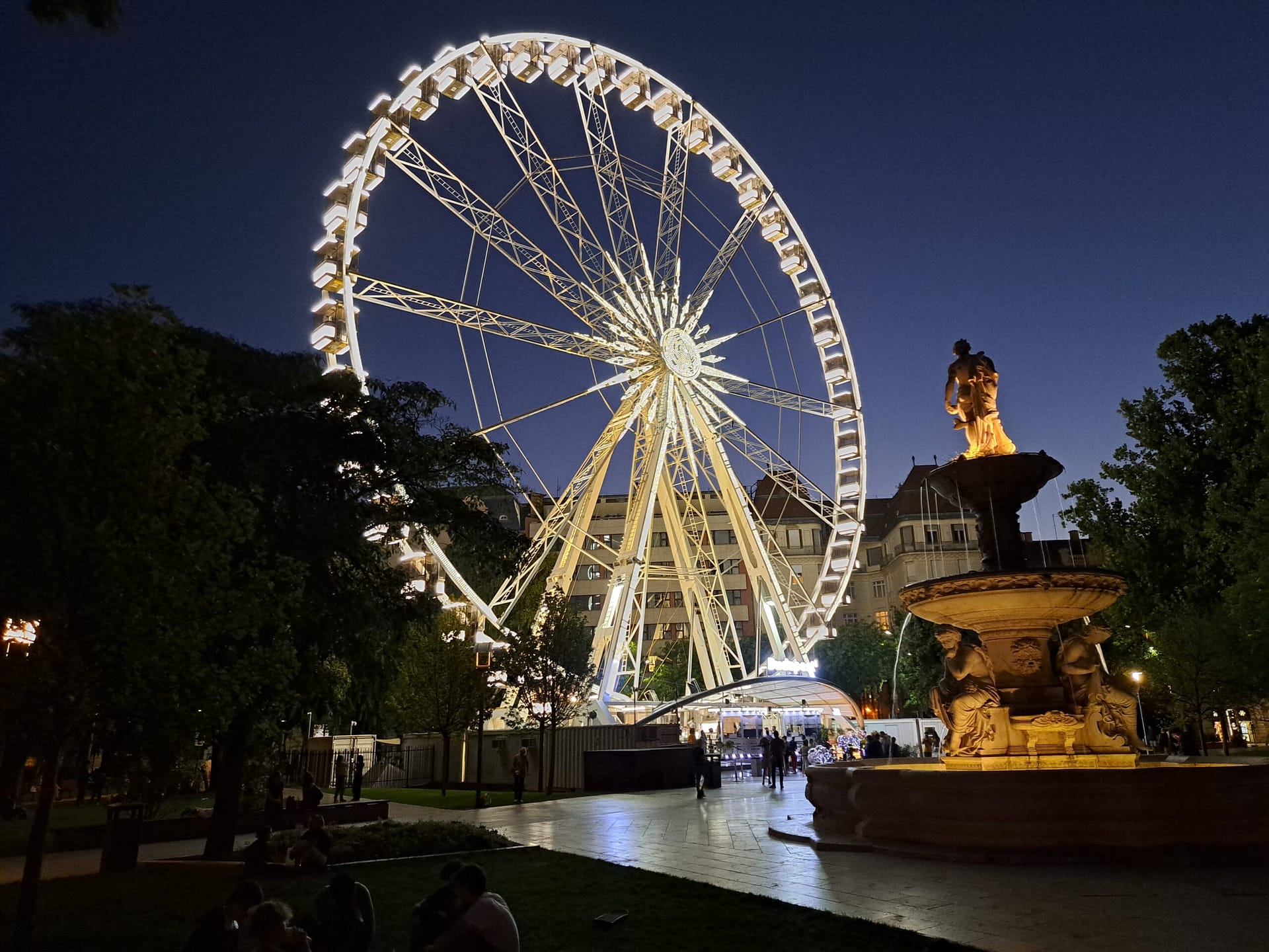 20230908_194807-min Budapest's Ferris wheel looks stunning at night